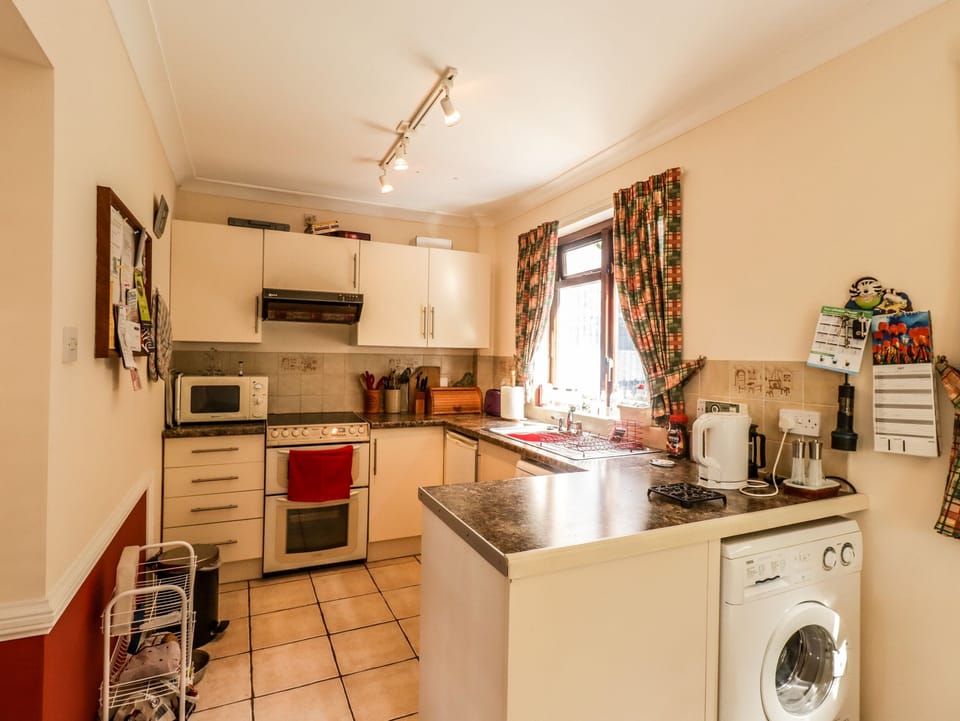 Cottage | Private kitchen | Fridge, dishwasher, electric kettle, toaster