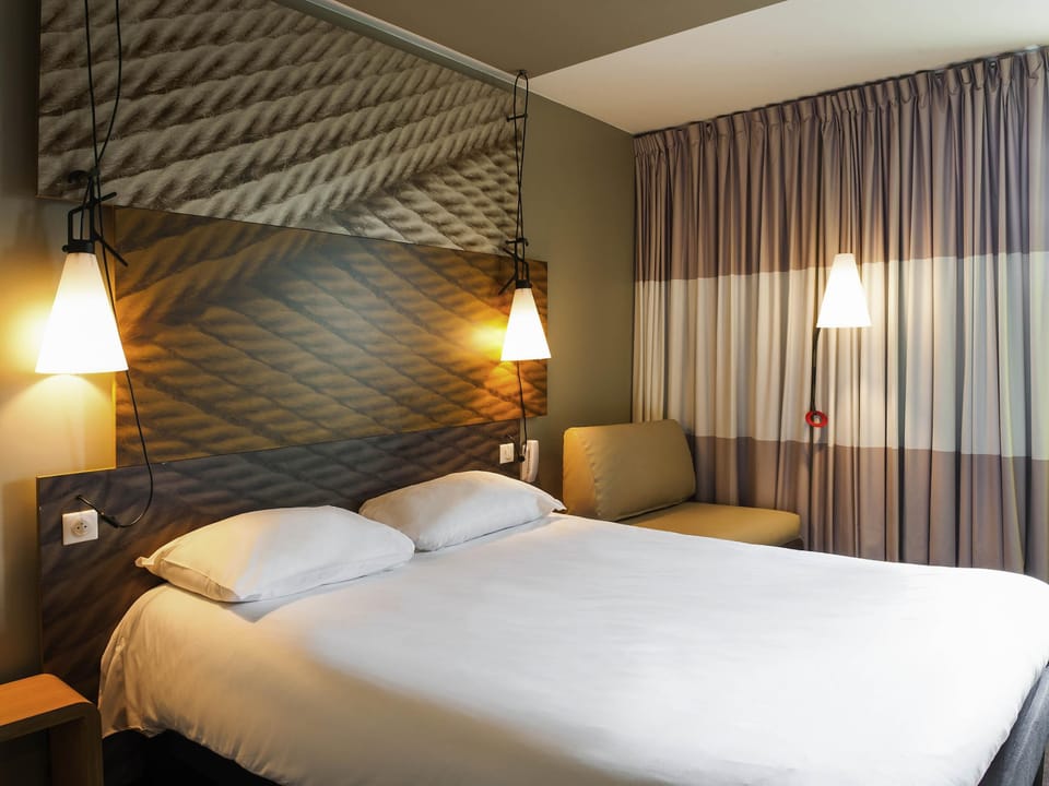 Premium bedding, desk, blackout drapes, soundproofing