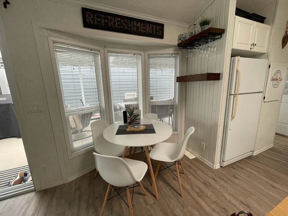 Indoor dining for 4