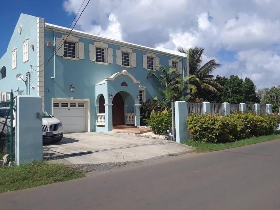 Front of house from the road, the automatic gate is currently open, but It can be closed too!!