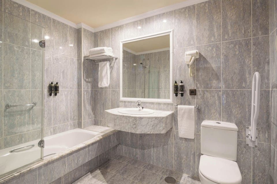 Deluxe Twin Room | In-room safe, desk, laptop workspace, soundproofing