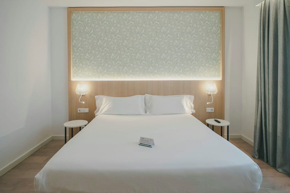 Double Room (King Size) | Minibar, in-room safe, desk, soundproofing