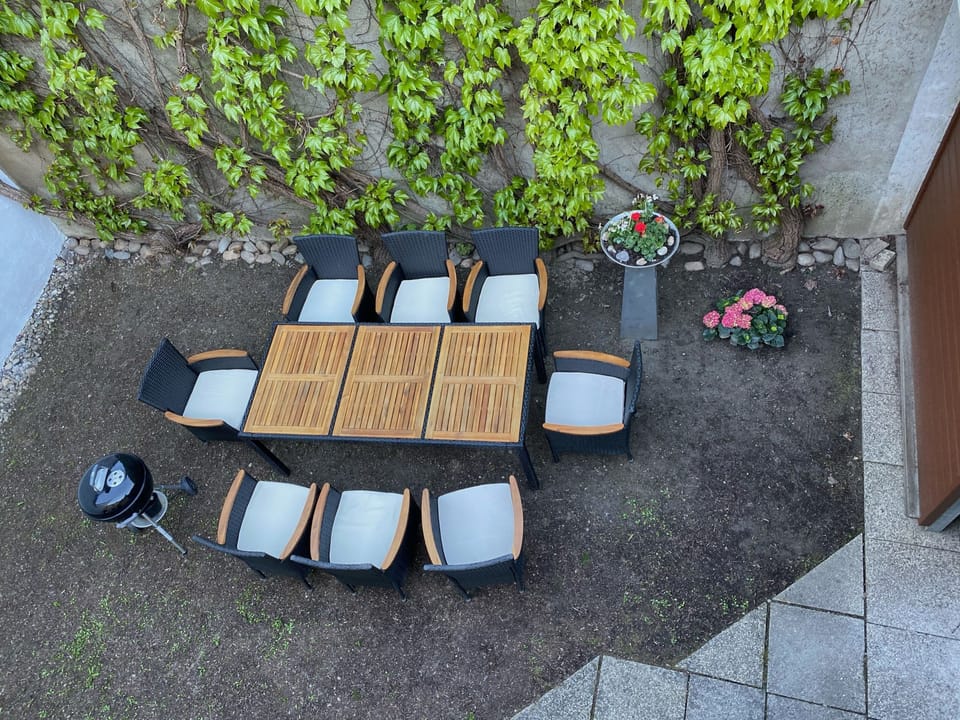 Innenhof für unsere Gäste mit Grill, Gartenmöbeln, Liegen ...