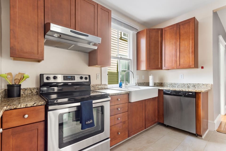 Just Blocks from King St | Sweetgrass (Suite A)