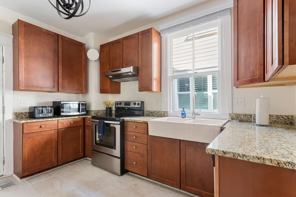 Just Blocks from King St | Sweetgrass (Suite A)