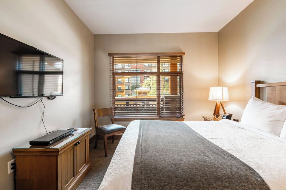 Bedroom 2 with Queen Bed