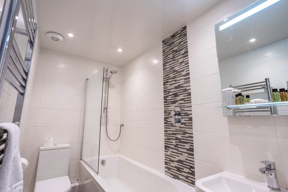 Country House Double with Garden View | Bathroom | Combined shower/tub, hair dryer, towels