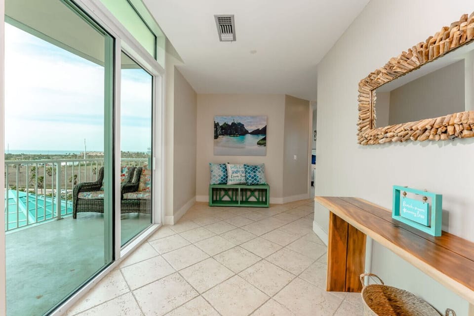 Foyer and bayside balcony with electric grill