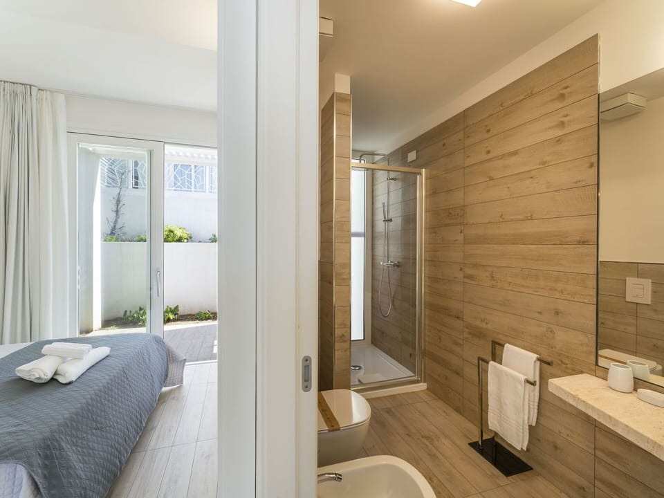 Bathtub, Building, Wood, Plumbing Fixture, Flooring, Interior Design, Bathroom, Floor, Comfort