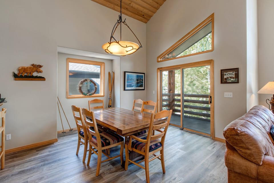 Dining Area with seating for up to 6
