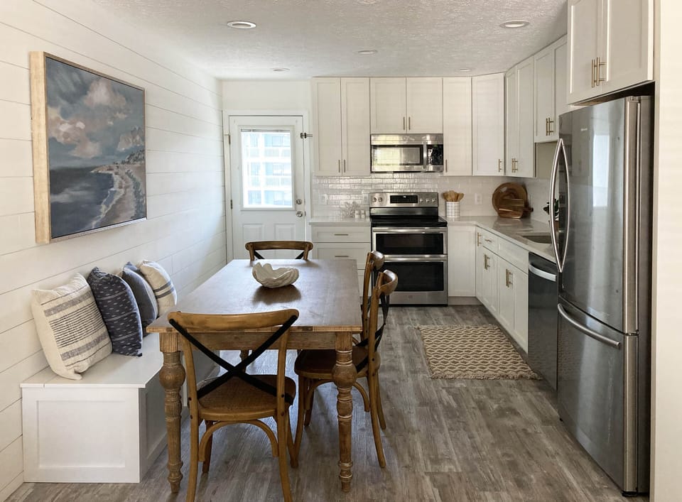Dining with seating for 7