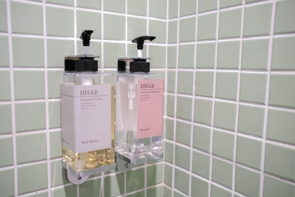 Shower, rainfall showerhead, free toiletries, hair dryer