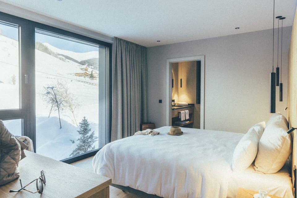 In-room safe, soundproofing, free WiFi, bed sheets