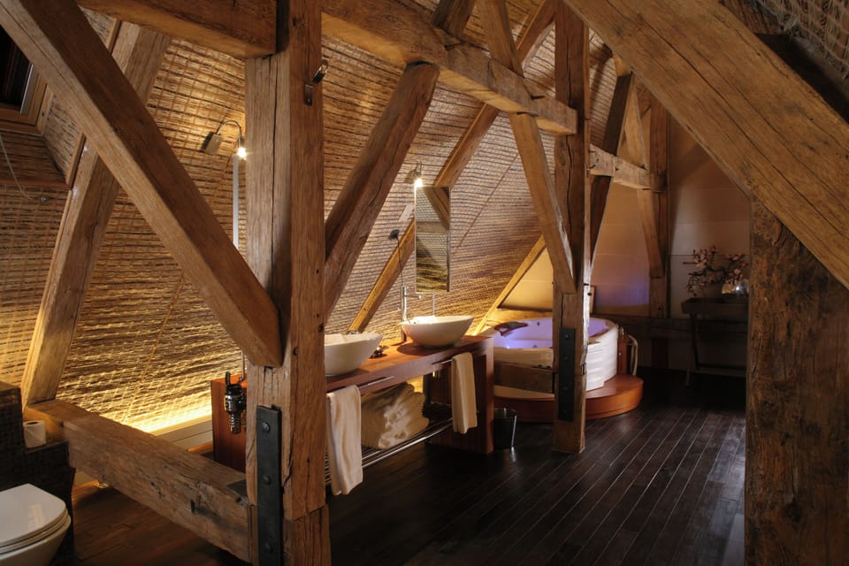 Royal Suite (avec Baignoire Spa) | Bathroom | Eco-friendly toiletries, hair dryer, bathrobes, slippers