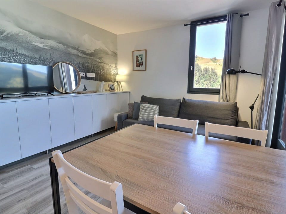 Beautiful 2 Rooms Renovated Ski-in/Ski-out, 4 Guests, WIFI Apartment in Les Allues