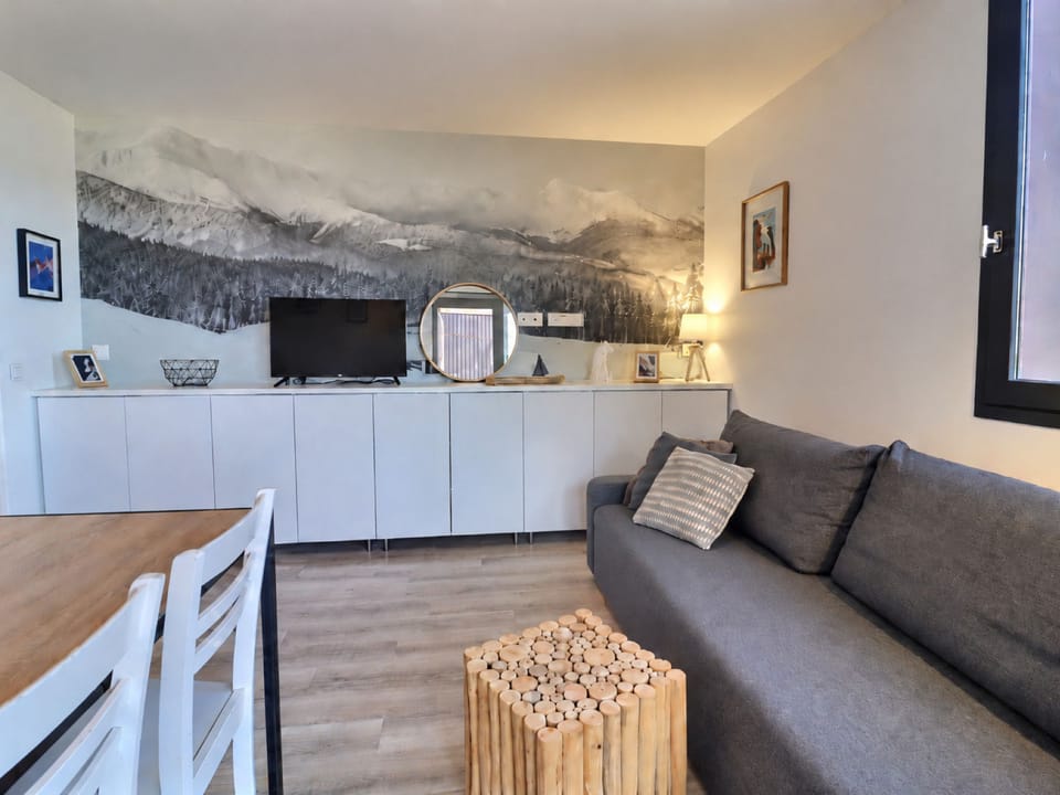 Beautiful 2 Rooms Renovated Ski-in/Ski-out, 4 Guests, WIFI Apartment in Les Allues