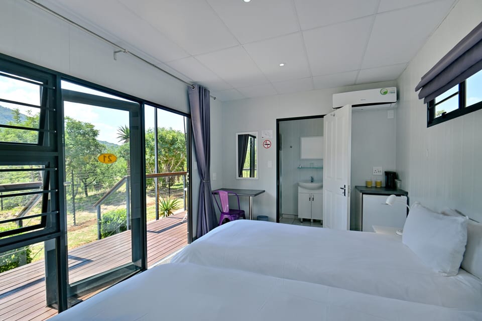 Twin Room | Minibar, desk, bed sheets