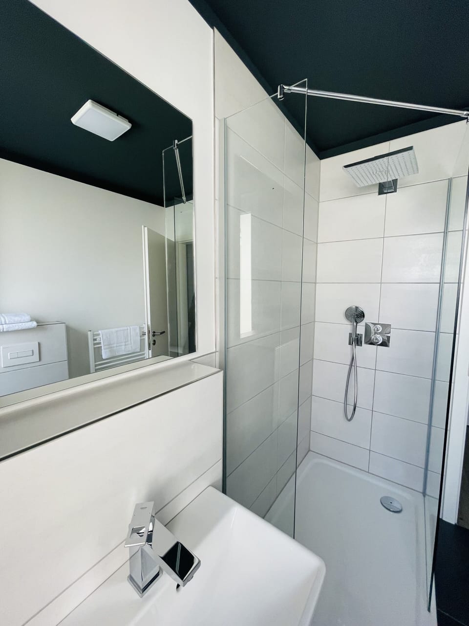 Design Double Room | Bathroom | Shower, hydromassage showerhead, free toiletries, hair dryer