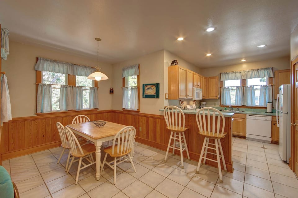 Dining Area (3)