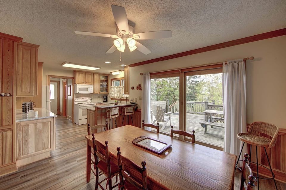 Dining Area (2)