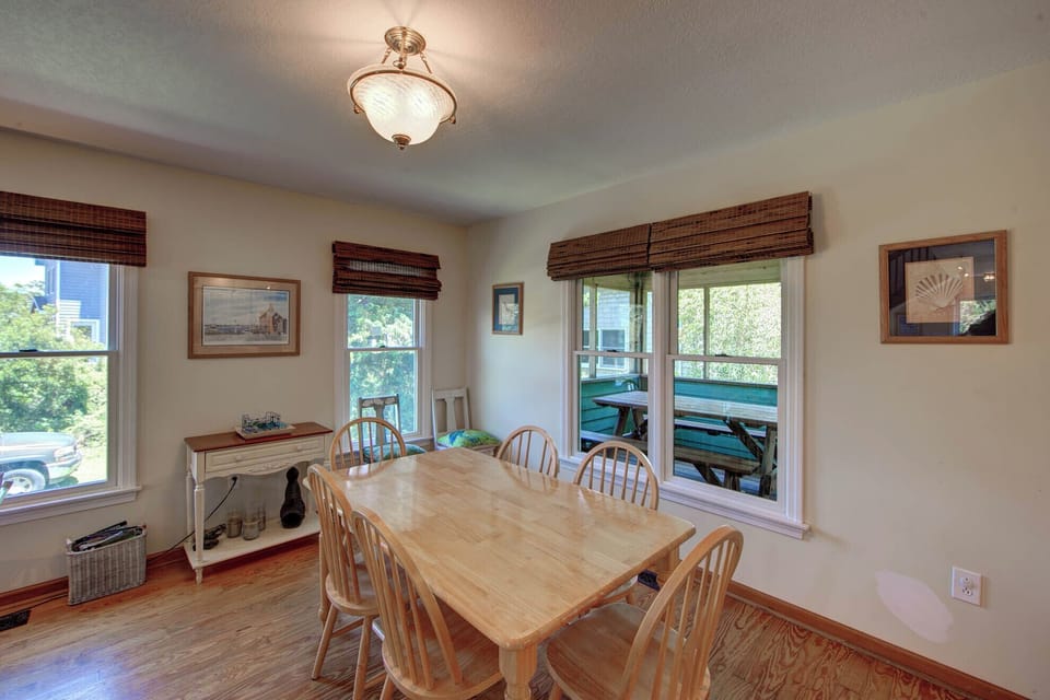 Dining Area (3)