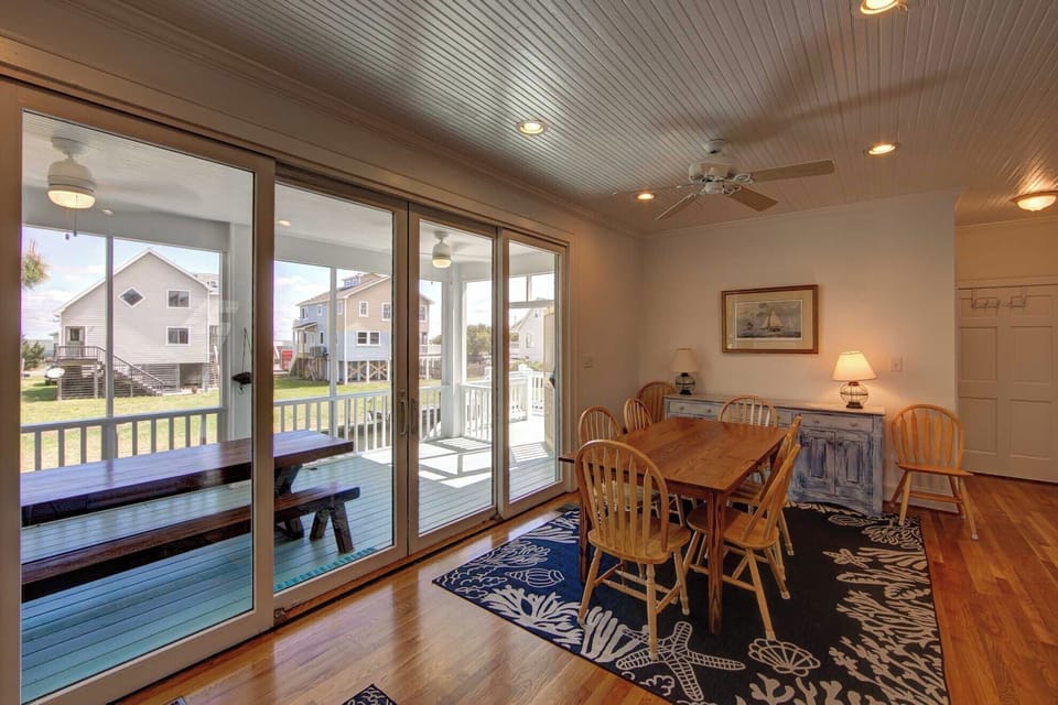 Dining Area Screened Deck