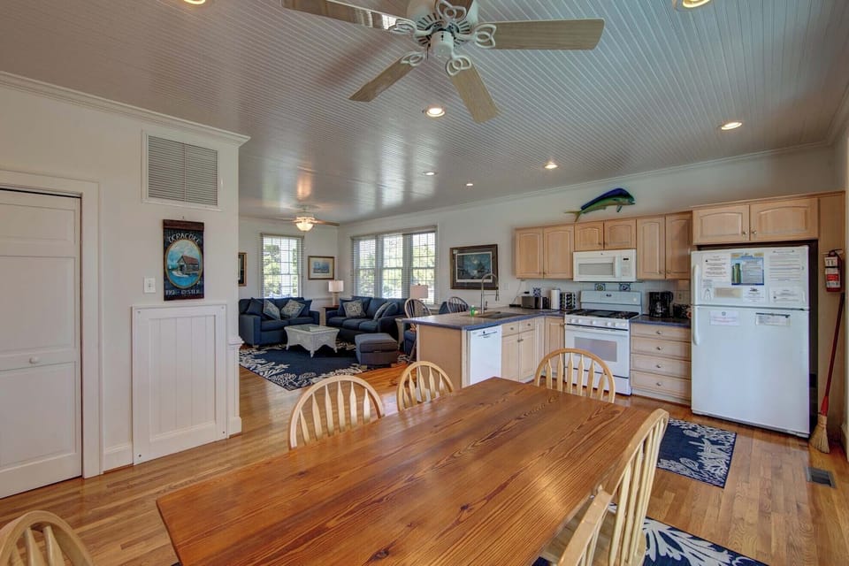 Dining Area (3)