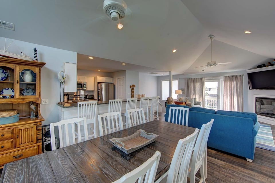 Dining Area (2)