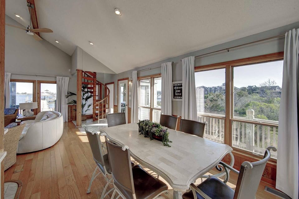 Dining Area (2)