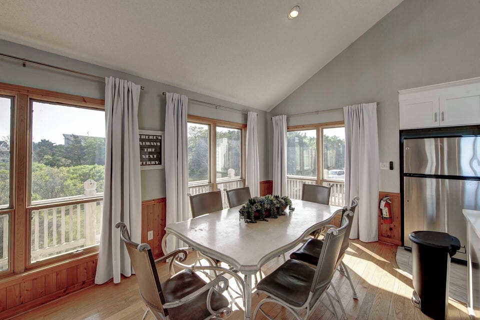 Dining Area (3)