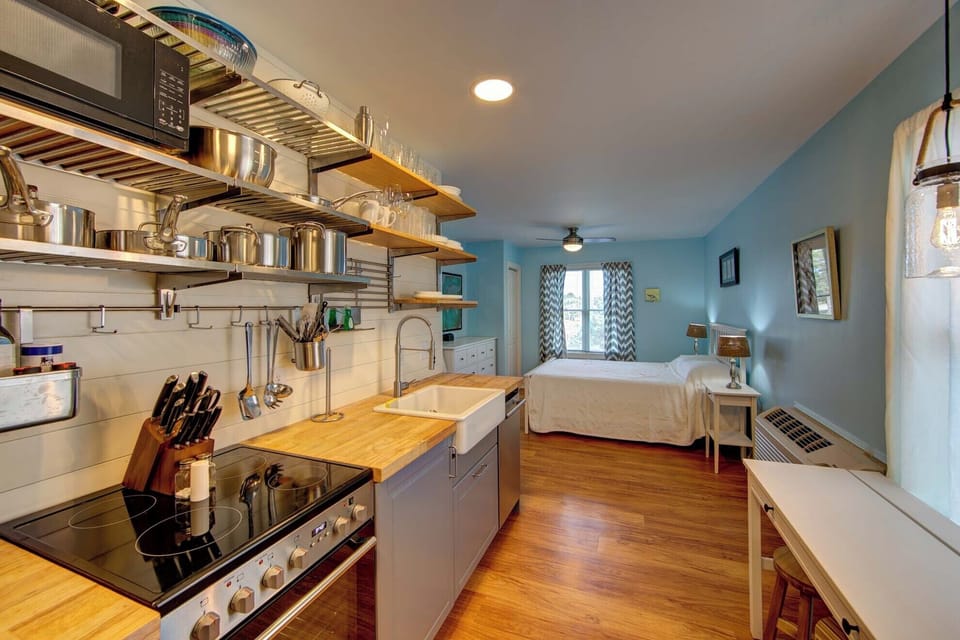 Upstairs Kitchen (2)