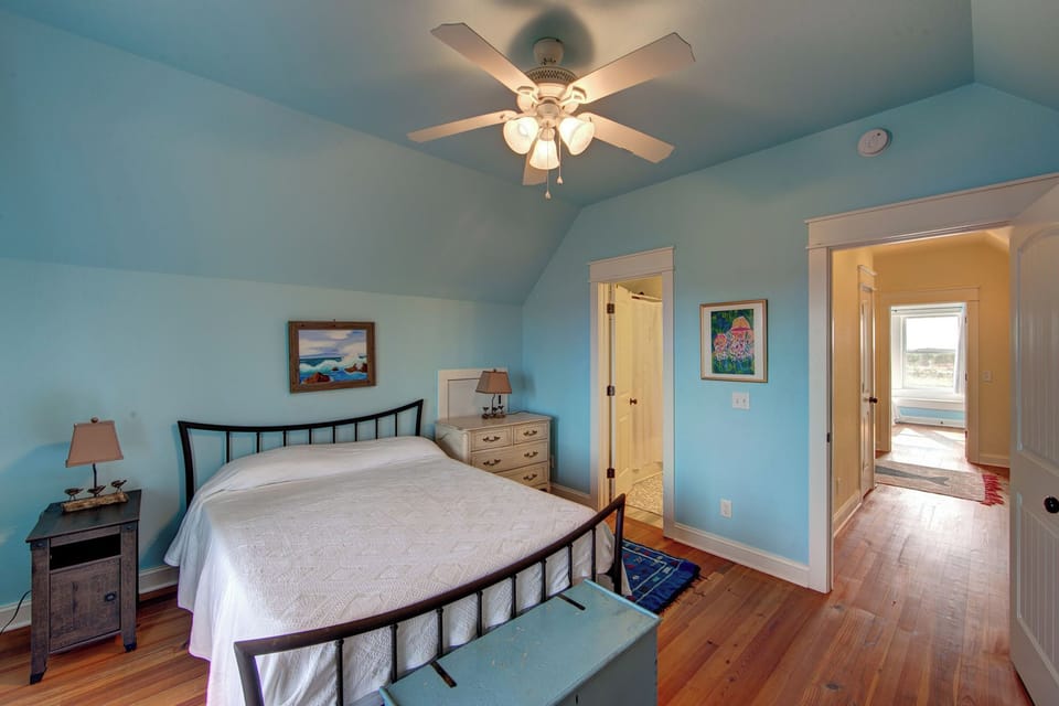 Upstairs Queen Bedroom (2)