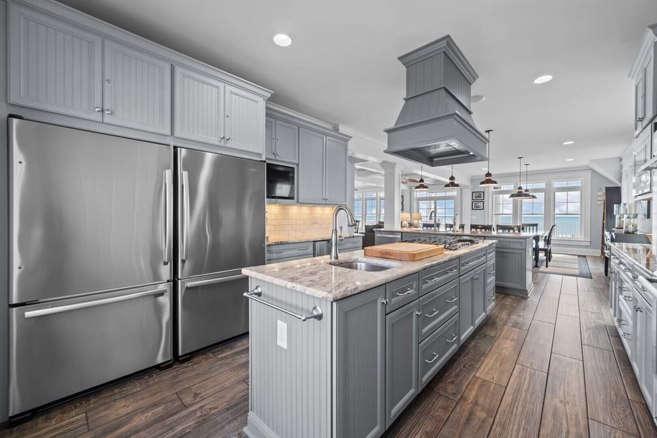 Large Kitchen - Double Fridges