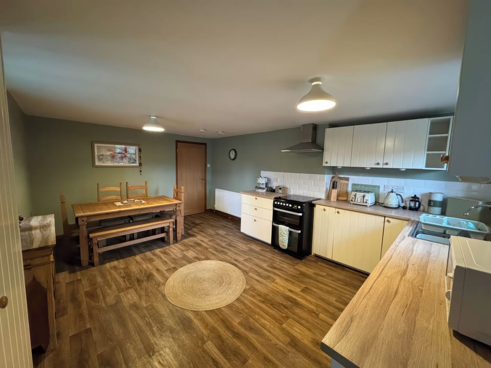 Cottage | Private kitchen | Fridge, microwave, electric kettle, toaster