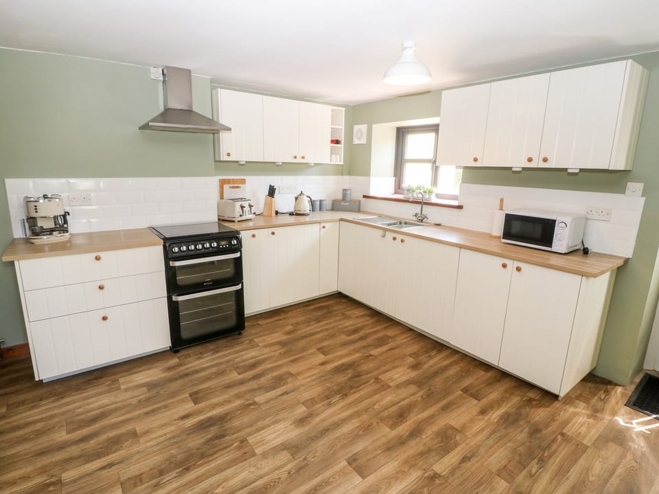 Cottage | Private kitchen | Fridge, microwave, electric kettle, toaster