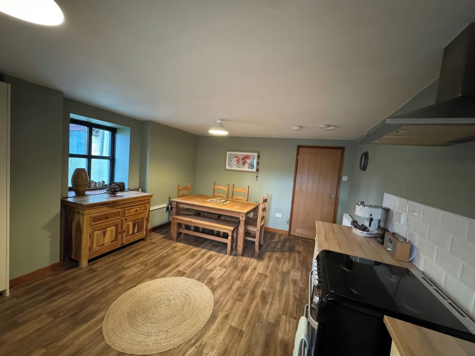 Cottage | Private kitchen | Fridge, microwave, electric kettle, toaster