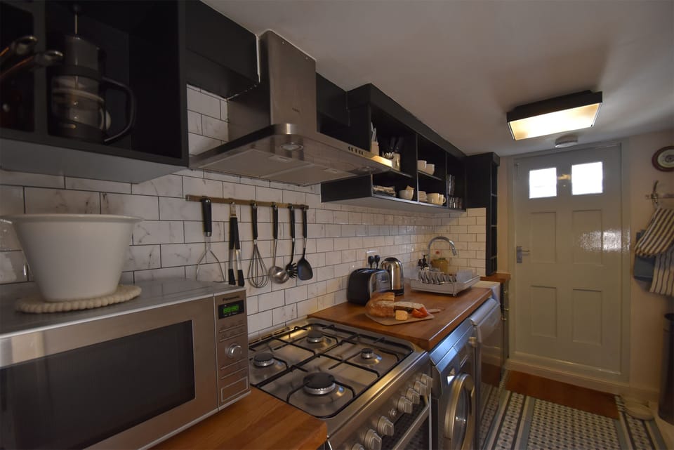Comfort Cottage | Private kitchen | Fridge, microwave, oven, stovetop