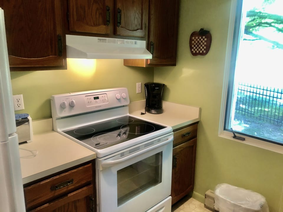 Full kitchen. - Full kitchen.