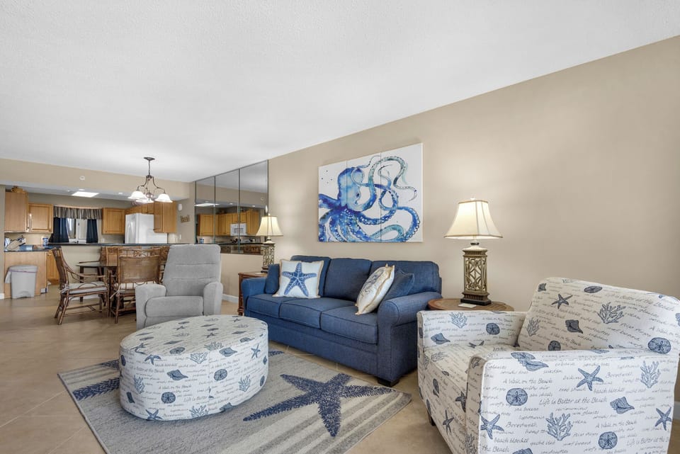 Living Area w/Recliner