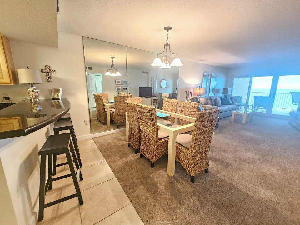 Dining Area w/Breakfast Bar