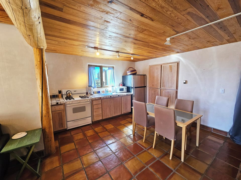 Full kitchen with seating for 4
