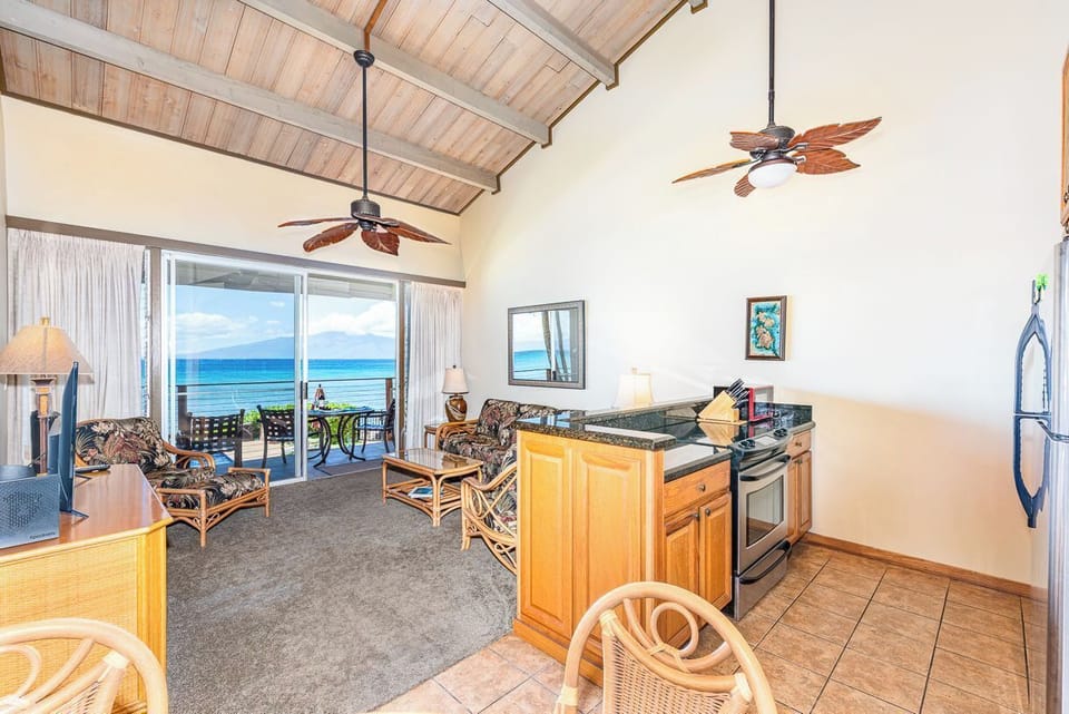 Top Floor. Vaulted Ceilings!