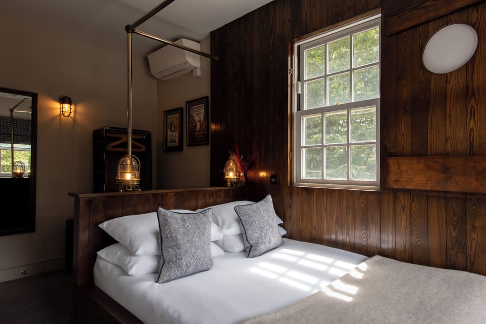 Cabin (Captain) | Premium bedding, desk, iron/ironing board, free WiFi