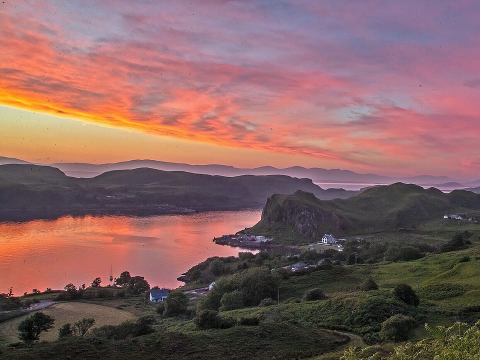 Sunset above the accommodation | Bach - Puffin, Oban