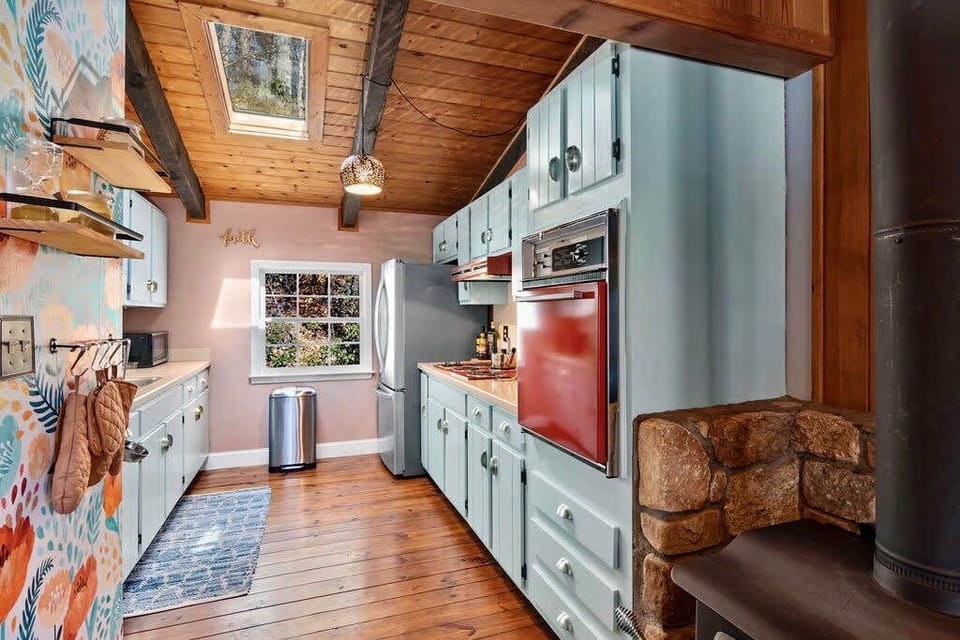Fully Stocked kitchen!