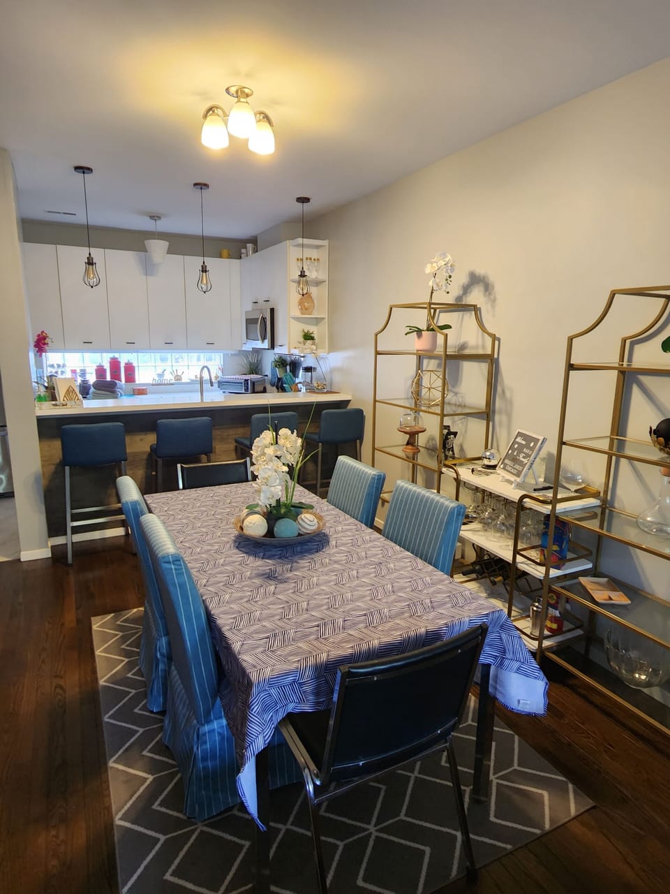 Dinning for 6 guests plus 4 bar stools.