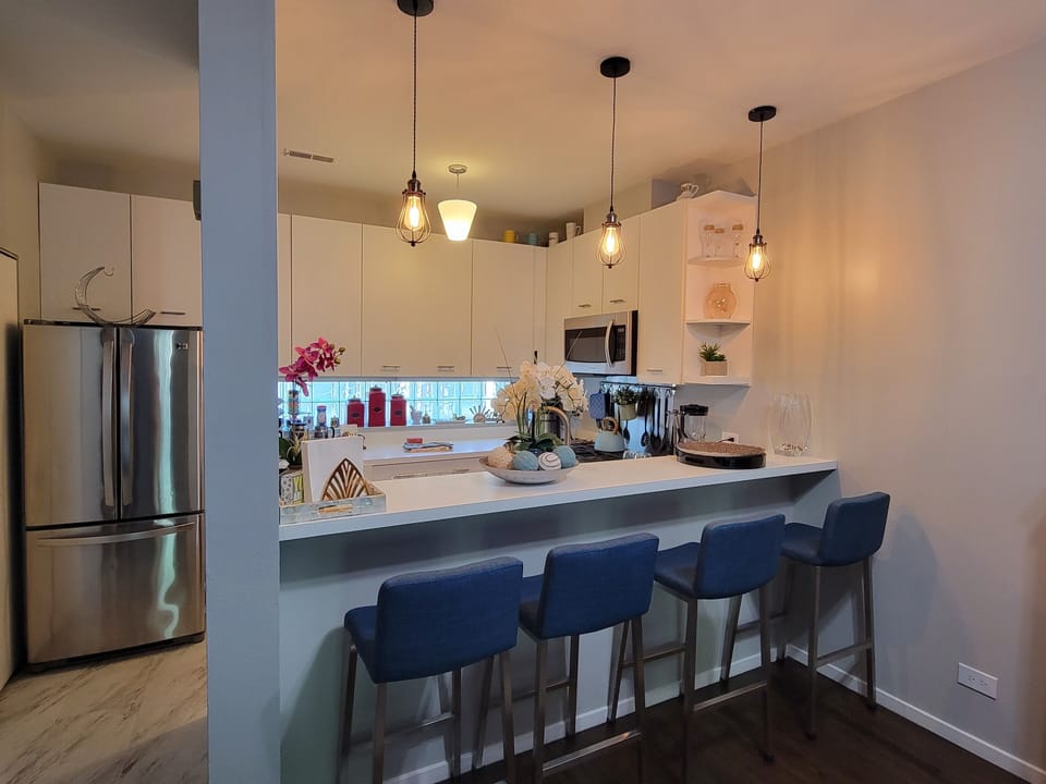 Kitchen Bar with sitting for 4
