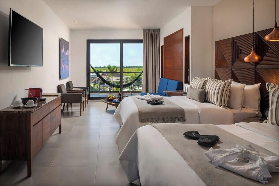 Family Room Platinum | Down comforters, free minibar, in-room safe, iron/ironing board