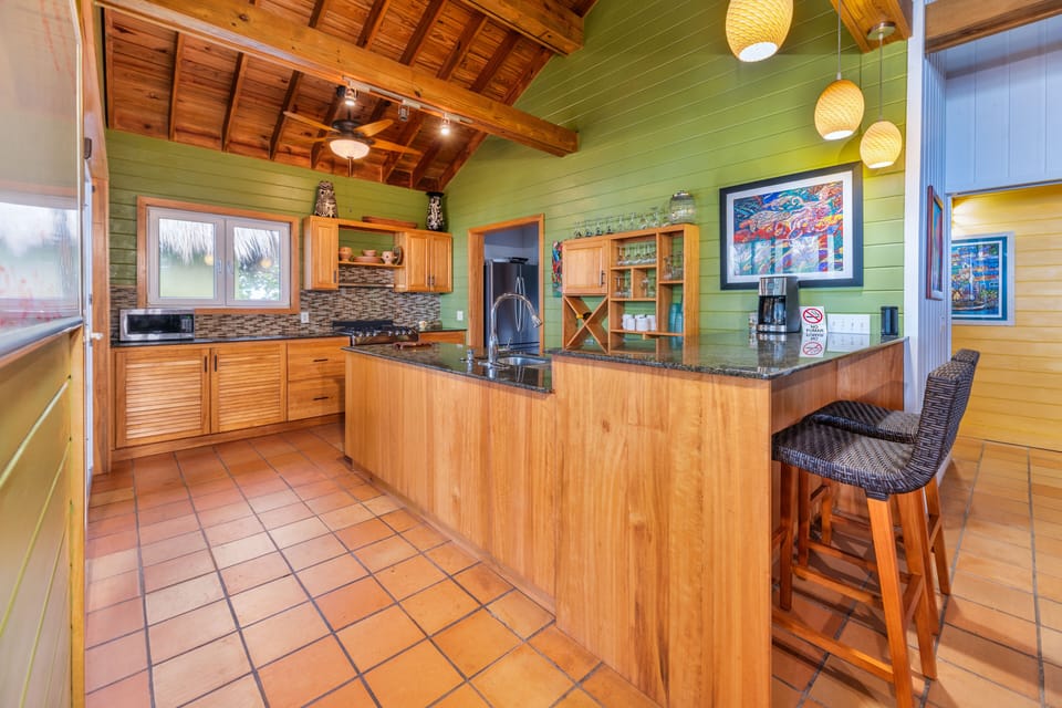 Fully functional kitchen with all new appliances in 2021 and 2022.  