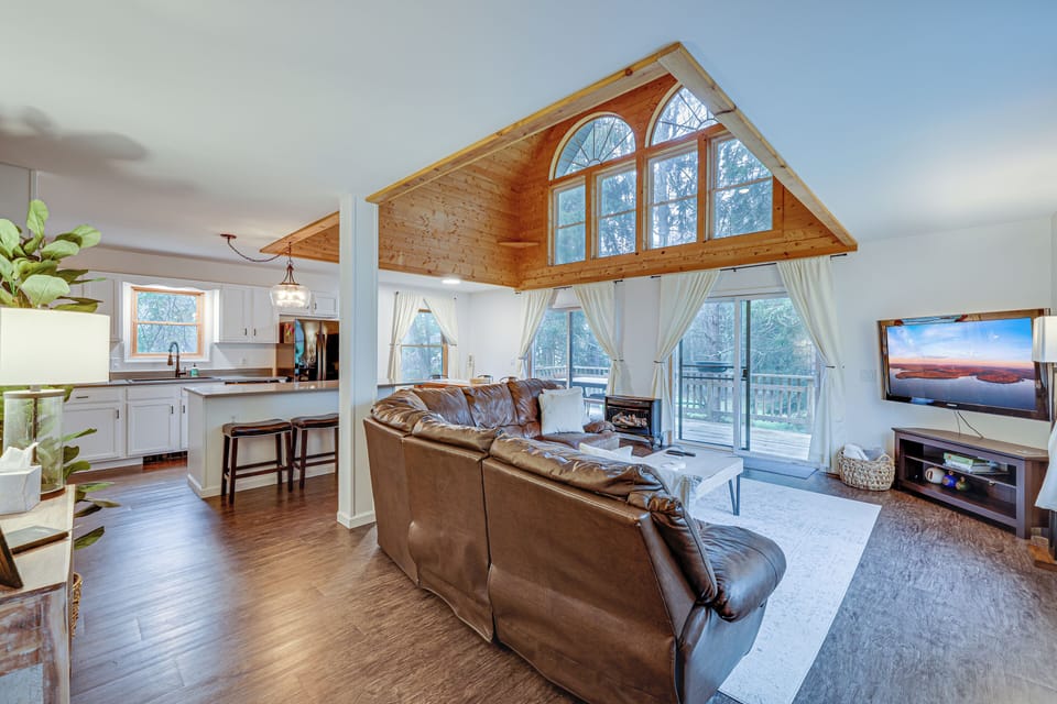 Living room with large TV - We offer Hulu and Amazon.